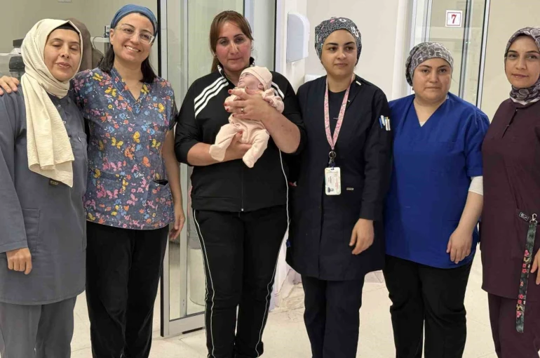 25 haftalık olarak dünyaya gelen bebek 180 gün sonra anne kucağıyla tanıştı 