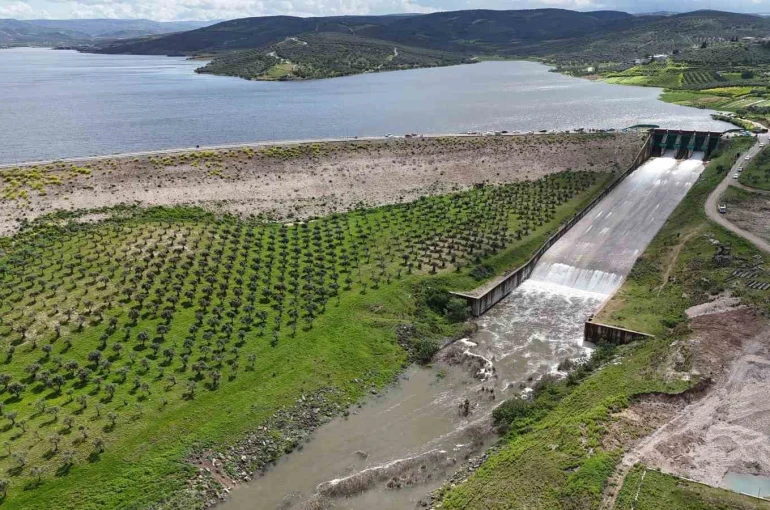 25 yıl sonra gerçekleşen tarihi anlara tanıklık etmek isteyen vatandaşlar, baraj kapaklarının açıldığı anları meraklı gözlerle izledi 