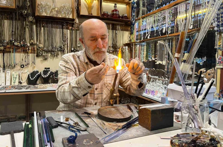 25 yıldır camlara üfleyerek şekil veriyor 