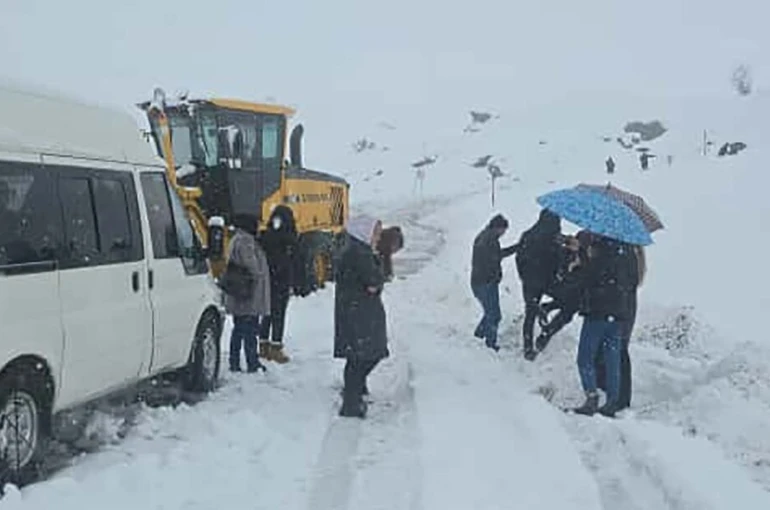2600 rakımlı bölgede karda mahsur kalan yolcuları belediye ekibi kurtardı 