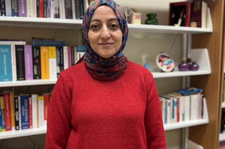 28 Şubatta başörtüsü yasağı nedeni ile Kıbrıs’a gidip üniversite okudu, bugün üniversitede ders veriyor