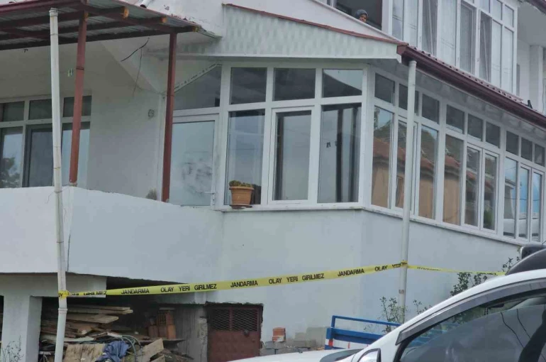 28 yaşındaki genç evinde ölü bulundu, kız arkadaşı gözaltında 