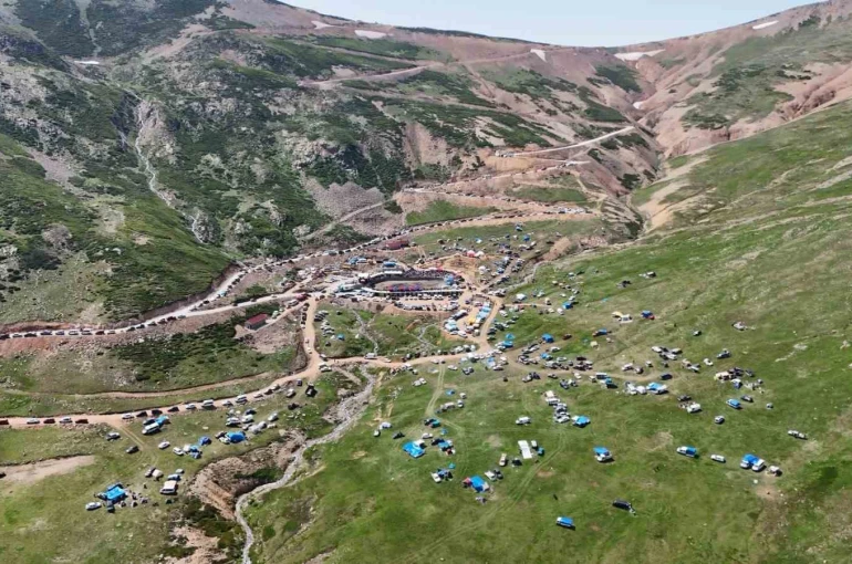 3 Bin rakımdaki Salikvan Yaylası’nda boğa güreşleri nefes kesti