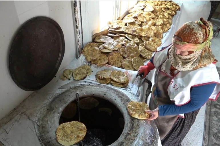 3 çocuk annesi kadın ürettiği ekmeklerle aile bütçesine katkı sağlıyor 