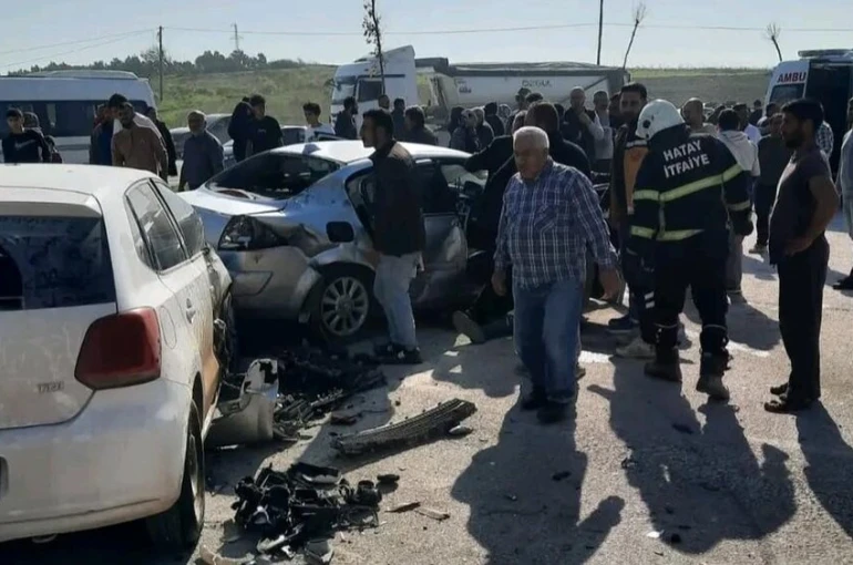 3 otomobil çarpıştı: 7 yaralı