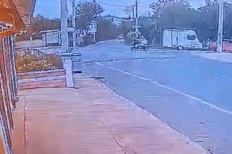 3 tekerli elektrikli bisiklet devrildi: 1 ağır yaralı