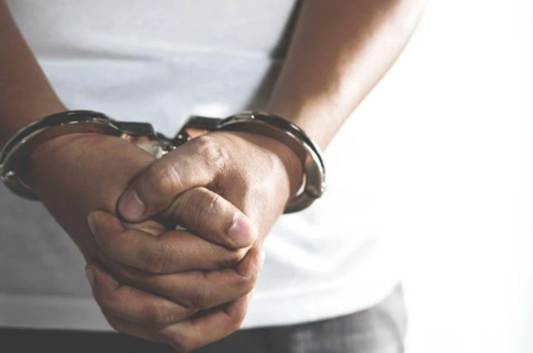 3'ü kırmızı bültenle aranan 8 suçlu Türkiye'ye iade edildi