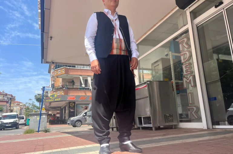30 metrekarelik atölyede 36 yıldır Alanya şalvarını dünyaya tanıtıyor
