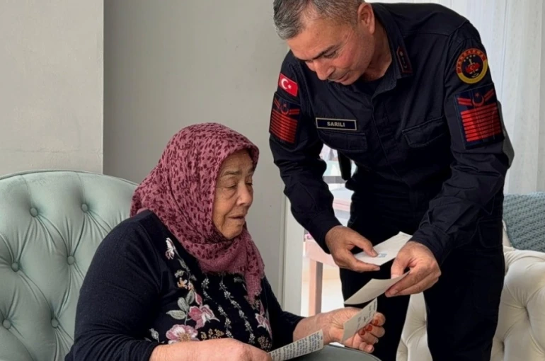 30 yıl önce şehit olan askerin silah arkadaşından şehit annesine duygulandıran ziyaret 