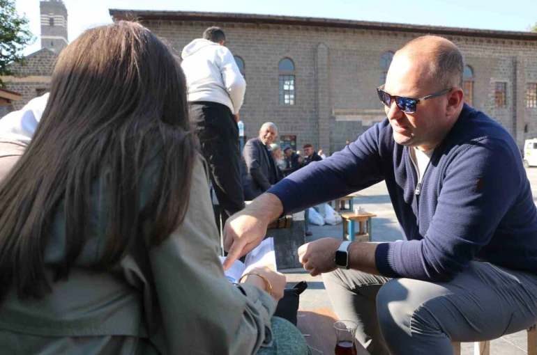 35 yıllık araçla Diyarbakır’ı karış karış geziyorlar 