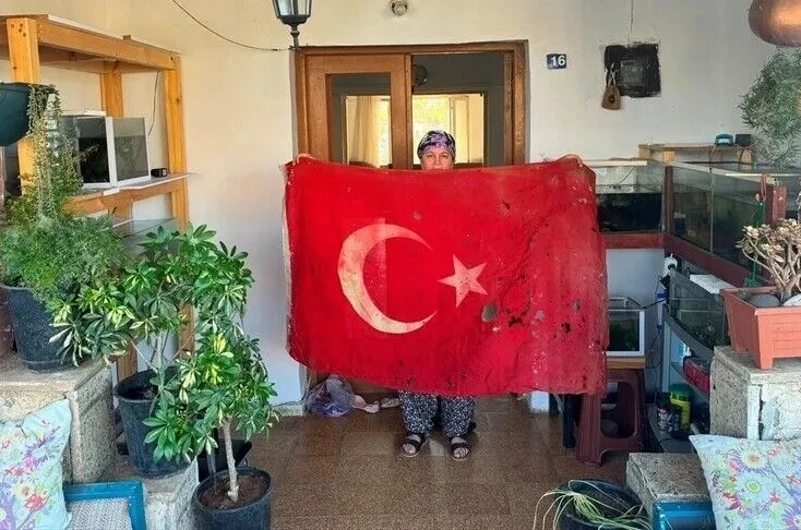 36 yıllık vefa: Gözü gibi koruduğu Türk bayrağını uzman ellere teslim etti