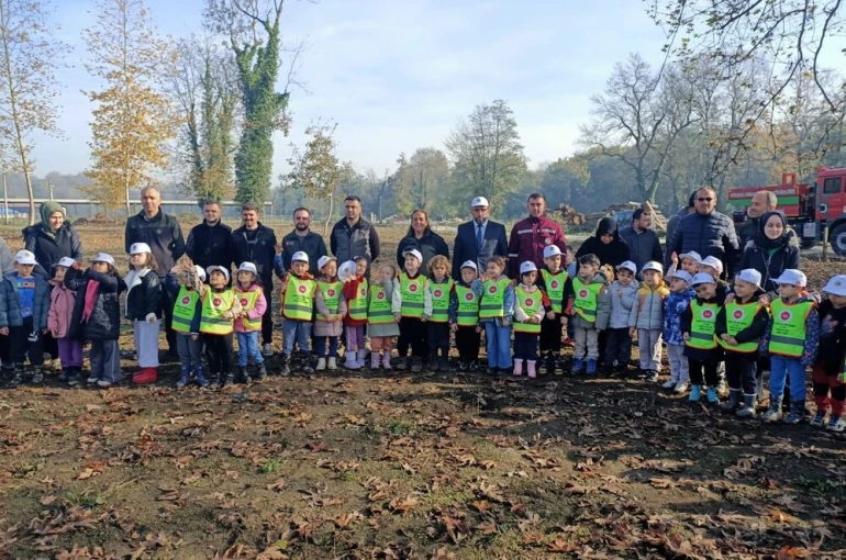 4-6 yaş Kur’an kursu öğrencileri fidan dikti 