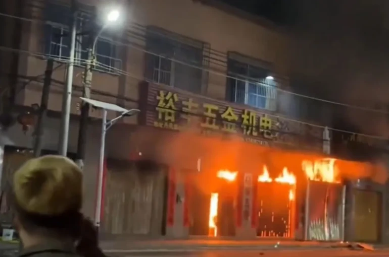 4 katlı binada yangın çıktı: 12 kişi hayatını kaybetti