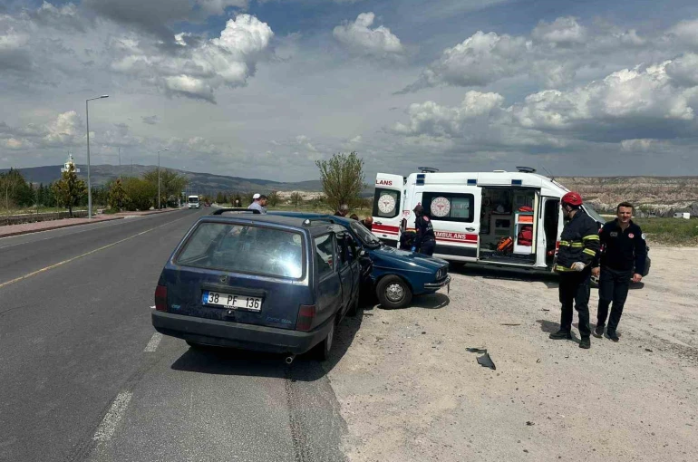 4 kişinin yaralandığı kaza güvenlik kameralarına yansıdı 