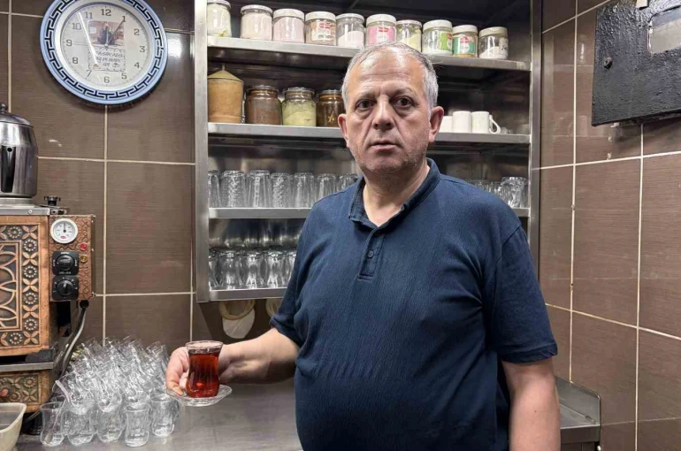 4 metrekare dükkanda 43 yıldır çay demliyor