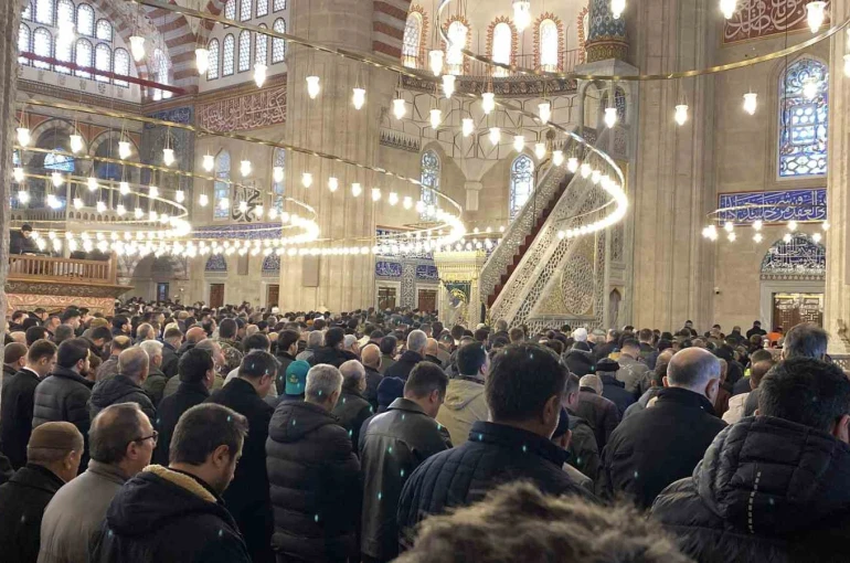 4 yıl aradan sonra Selimiye Camii’nde ilk cuma