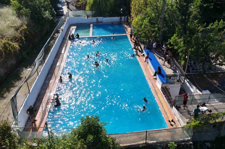 40 dereceyi aşan sıcakta vatandaşın serinleme adresi doğal suyuyla beslenen havuz oldu