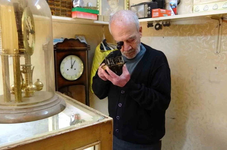 41 yıllık saat ustası 54 yıldır antika saatleri onarıyor 