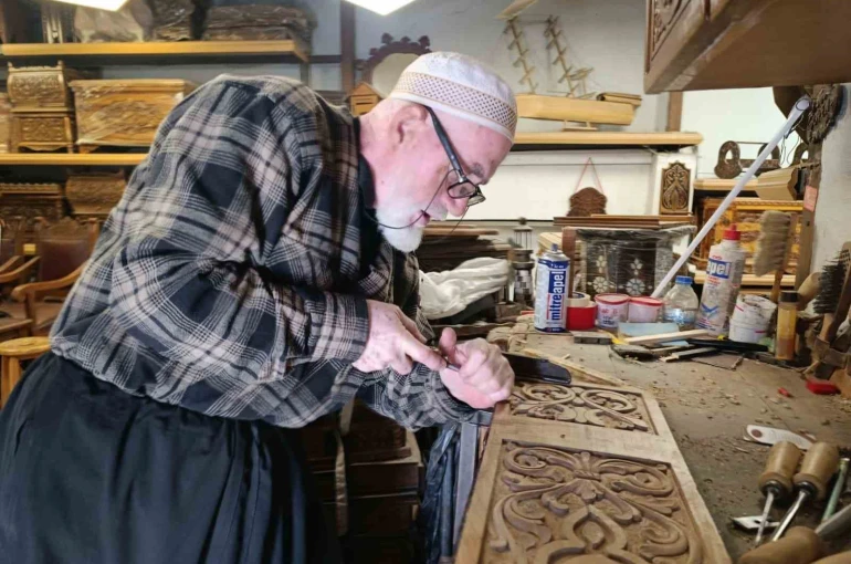 49 yıldır oymacı sandık ustalığı yapıyor 