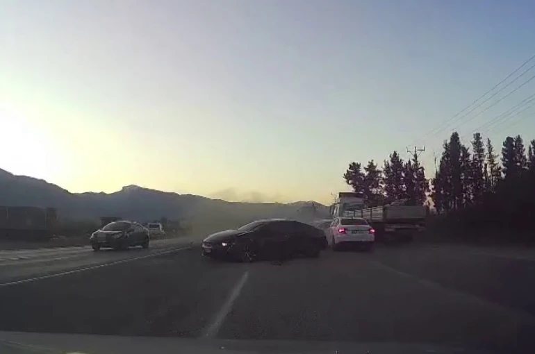 5 aracın karıştığı kaza anbean araç kamerasında 