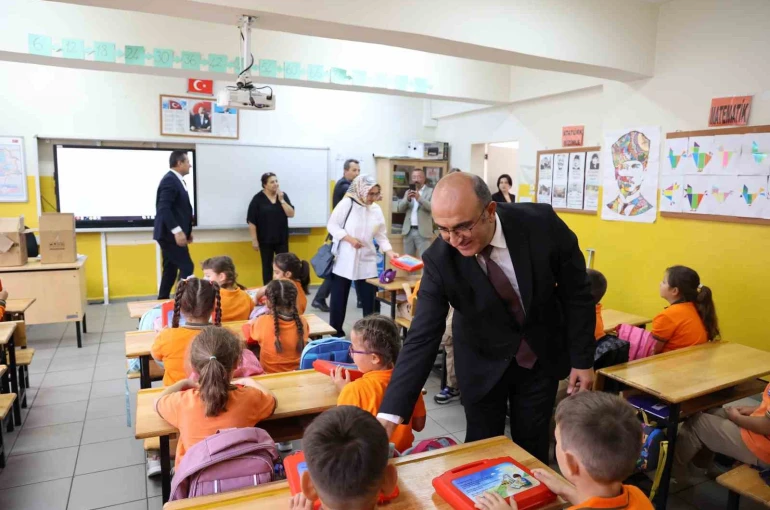 5 ilde 4 bin öğrenciye boyama seti desteği 