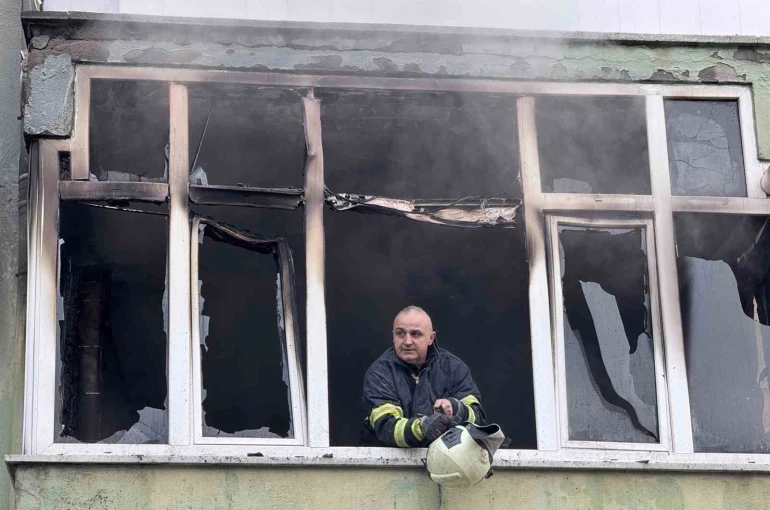 5 katlı apartmanda yangın paniği: 8 kişi itfaiye ekiplerince kurtarıldı 