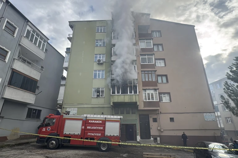5 katlı apartmanda yangın paniği: 8 kişiyi itfaiye kurtardı