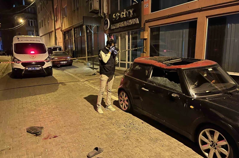 5. kattan düşen genç adamı otomobil kurtardı