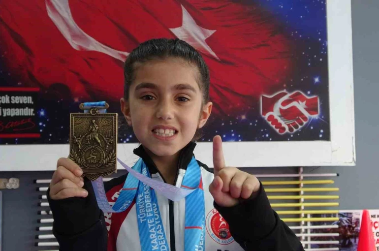 5 yaşında başladığı karate sporunda 7 yaşında Türkiye şampiyonu oldu 