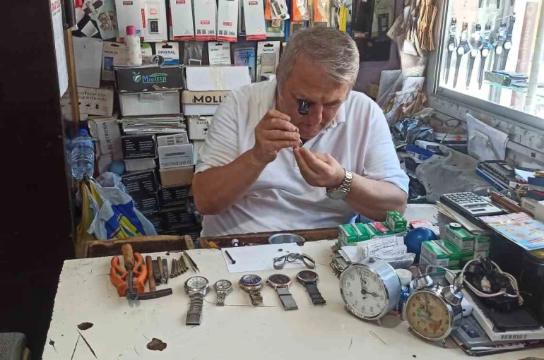 52 yıllık saat tamircisi teknolojiye direniyor 