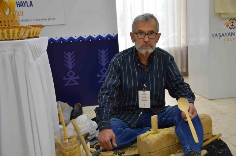 55 yıldır şimşir ağacından tahta kaşık yapıyor 