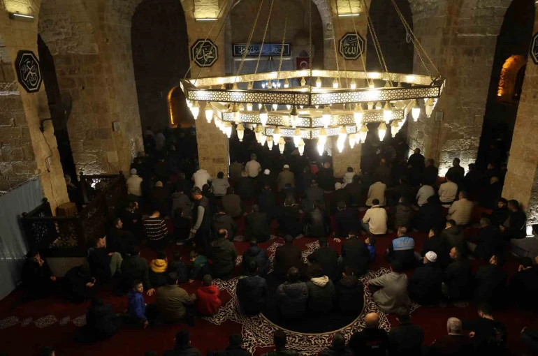 6 asırlık tarihi camide Berat Kandili’nde eller semaya açıldı 