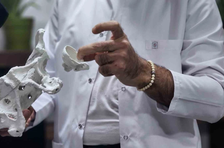 60 yaşındaki kadın 3D yazıcıyla üretilen kalça proteziyle sağlığına kavuştu