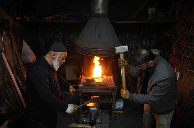 63 yaşındaki Halit Pınar yarım asırlık demircilik geleneğini yaşatıyor 