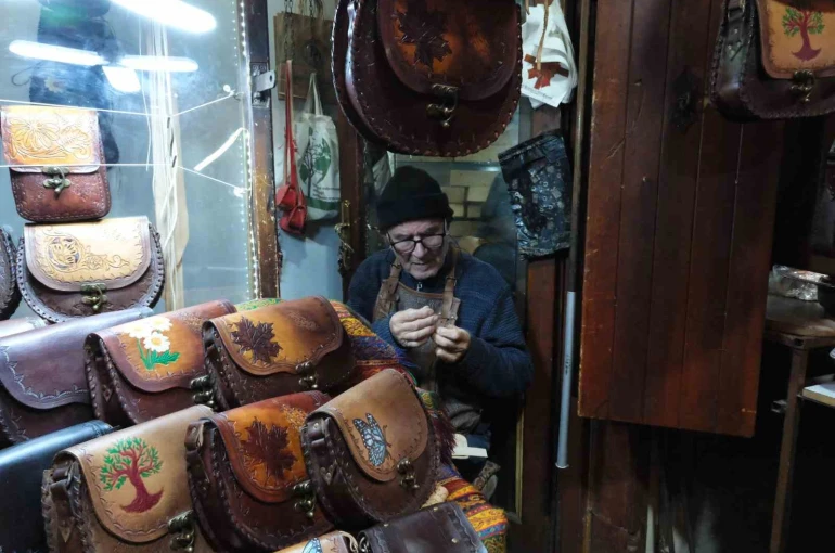 66 yıldır teknolojiye direnerek çanta yapıyor 