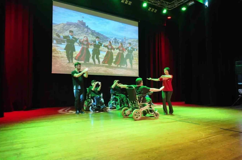 7 ay süren emek, tekerlekli sandalyeli bireylerin dansıyla sahneye taşındı 