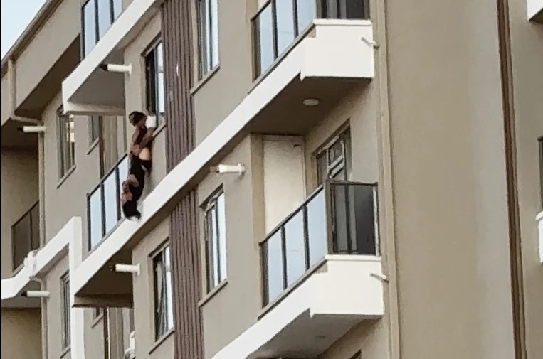 7. katın balkonunda baş aşağı asılı böyle yakalandı