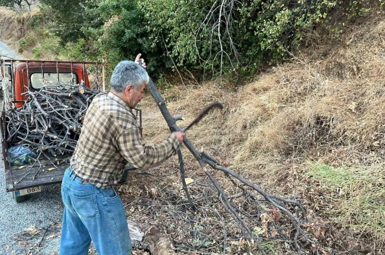 70 yaşındaki Halit amca, nostaljik motosikletiyle kışa hazırlanıyor