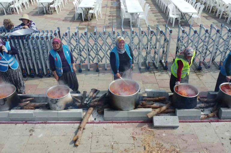 71 mahalleden kadınlar 71 kazanda yemek yaptı, binlerce kişiye ikram etti 