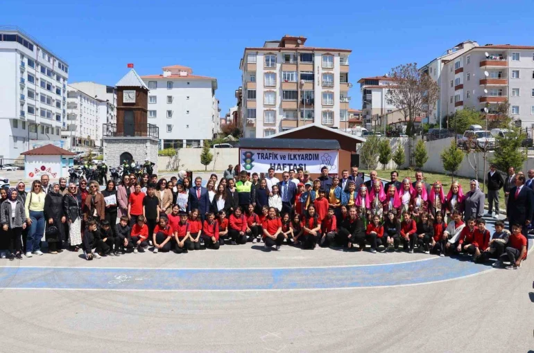 75 öğrenci trafik parkında kuralları uygulamalı öğrendi 