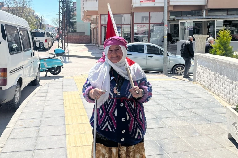 75 yaşındaki Satı teyzenin bayrak sevgisi 
