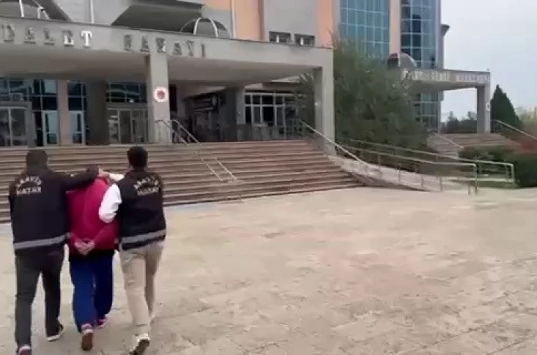 77 yıl hapis cezasıyla aranan firari şahıs, kurye kılığındaki polisin ’Yemek siparişi getirdim’ sözleriyle yakalandı 