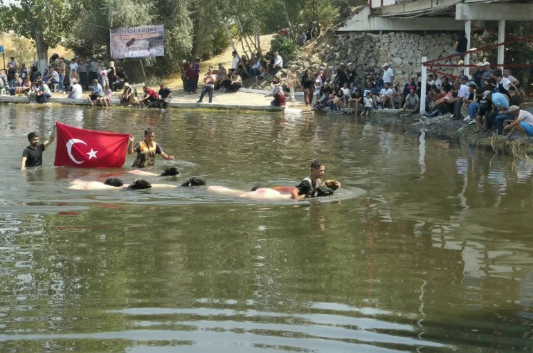 8 asırlık Çal Sudan Koyun Geçirme festivali yoğun katılımla gerçekleşti