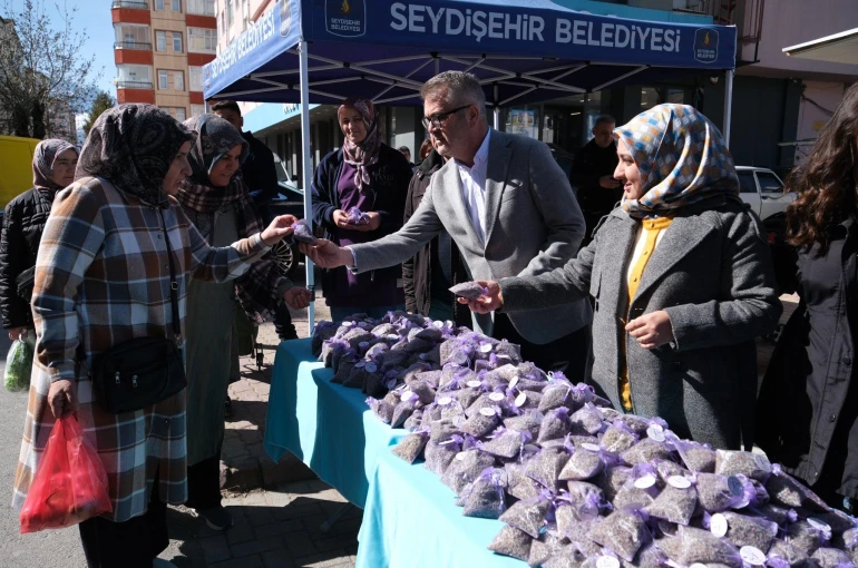 8 Mart Dünya Kadınlar Gününde Kadınlara Lavanta Hediye Edildi