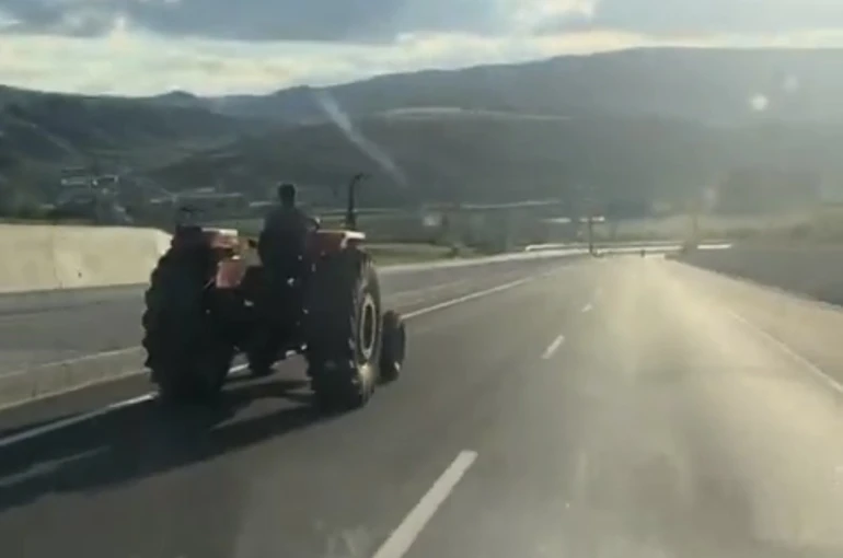 80 kilometre hızla giden aracı sollayan traktör sürücüsü kamerada