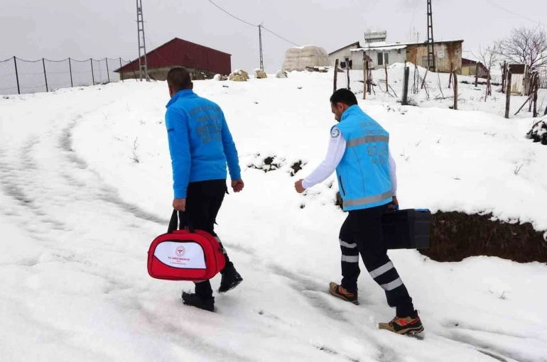 81 yaşındaki hastaya evinde diş tedavisi hizmeti 