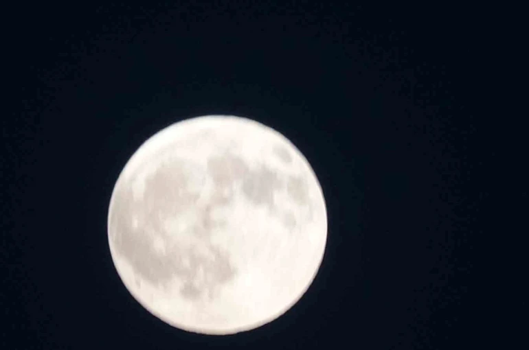 82 dakika sürecek "Kanlı Ay" tutulması başladı 