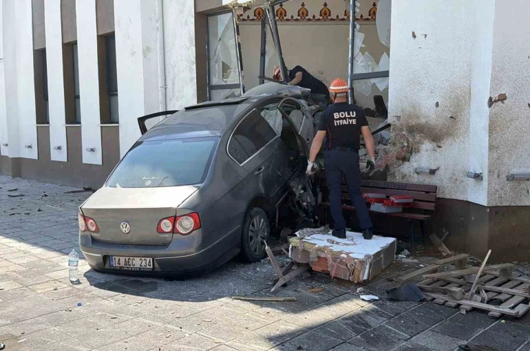 84 metre savrulan otomobil caminin imam odasına daldı