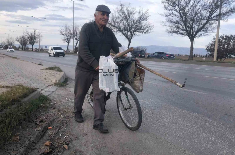 84 yaşında pedal çevirerek geçimini sağlıyor