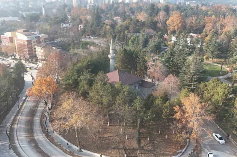 84 yıllık camide restorasyon ve çevre düzenlemesi çalışmaları başladı 